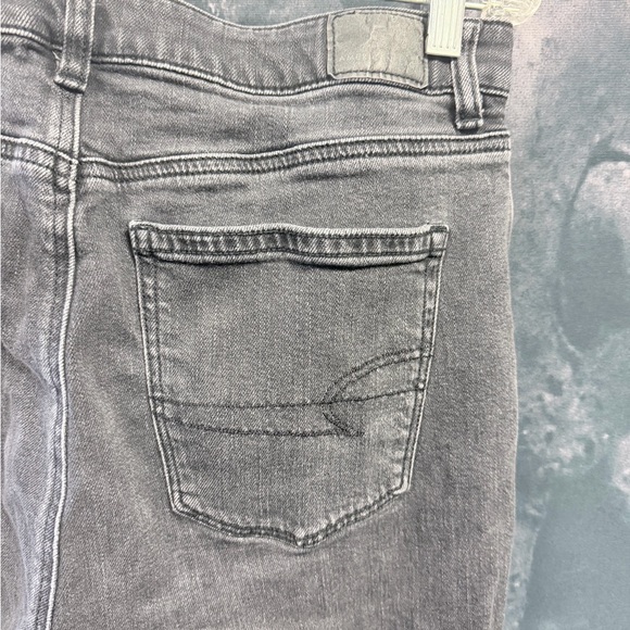 American Eagle Black distressed 8 long strigid mom jean - Picture 12 of 15